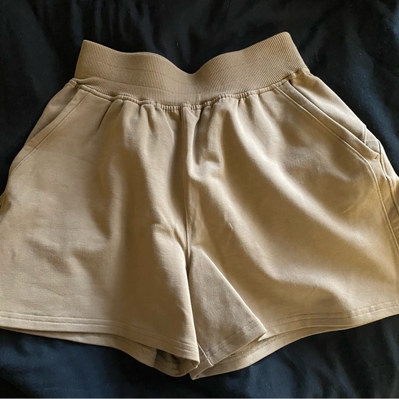 SOLD lululemon la shorts - Picture 4 of 8